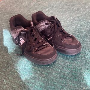 black dc skate shoes
